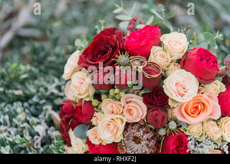 Blumenstrauß. Der braut Bouquet. Brautstrauß. Floristik. Trauringe. Wedding Bouquet aus verschiedenen Farben. Stockfoto