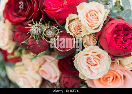 Blumenstrauß. Der braut Bouquet. Brautstrauß. Floristik. Trauringe. Wedding Bouquet aus verschiedenen Farben. Stockfoto