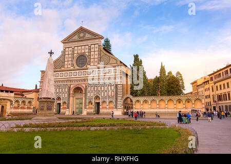 Florenz, Italien - 24. Oktober 2018: die Fassade der Basilika von Santa Maria Novella auf blauer Himmel und Menschen Stockfoto