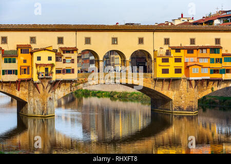 Ponte Vecchio Nahaufnahme und den Fluss Arno in Florenz, Toskana, Italien Stockfoto