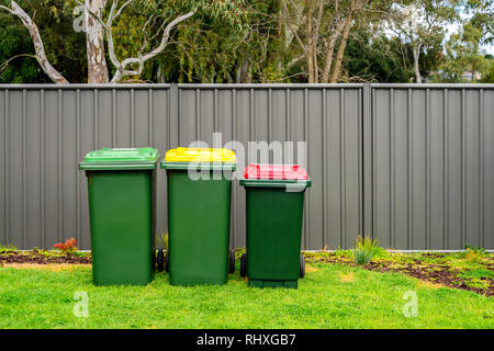 Australische home Mülleimer durch den Gemeinderat auf Hinterhof in der Australischen Vorort zur Verfügung gestellt Stockfoto