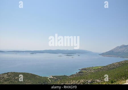 Blick von der D414 auf der Halbinsel Pelješac über die Meerenge von Pelješac in Richtung Insel Korcula, Kroatien Stockfoto