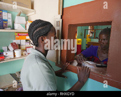 Tansania - Foto von Sean Sprague 2018 Ndololeji, Shinyanga. Die Kirche-run-Klinik. Frauen, die Medikamente vom Pflegepersonal assistant Edisa Fanueli Beachcomber. Stockfoto