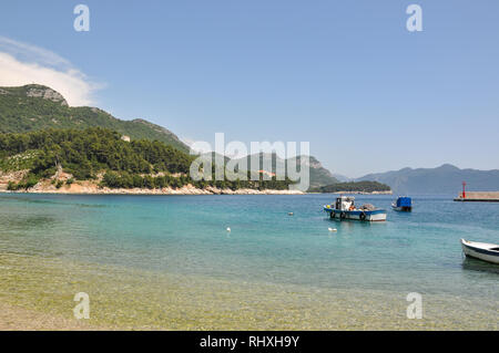 Ein Blick auf kleine Boote vor der Küste in dem kleinen Küstenort Trstenik auf der Halbinsel Peljesac, Kroatien Stockfoto