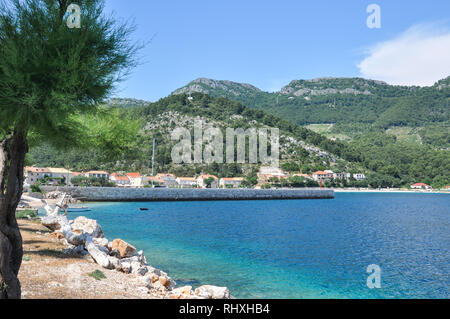 Der kleine Küstenort Trstenik auf der Halbinsel Peljesac, Kroatien Stockfoto