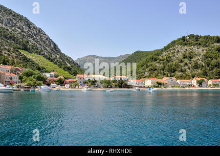 Ein Blick auf das Dorf von Trstenik auf der Halbinsel Peljesac, Kroatien Stockfoto