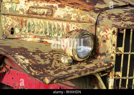 Nahaufnahme der Rost Körper und abblätternde Farbe eines alten amerikanischen 1950er Dodge truck in Elizabethtown, eine Geisterstadt in New Mexico, USA. Stockfoto