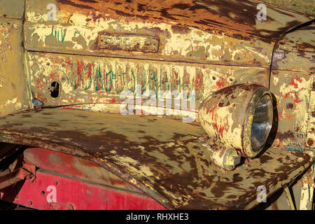 Nahaufnahme der Rost Körper und abblätternde Farbe eines alten amerikanischen 1950er Dodge truck in Elizabethtown, eine Geisterstadt in New Mexico, USA. Stockfoto