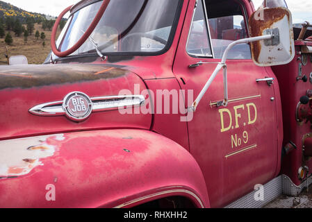 Die rosten Körper eines alten 50er Ford F 800 Big Job fire truck in den verlassenen Geisterstadt Elizabethtown, Kentucky, USA. Stockfoto