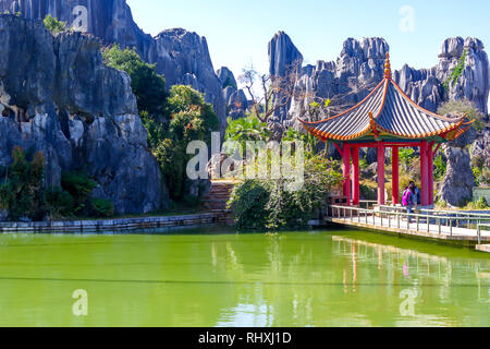 Chinesischer Pavillon auf einem See in Stone Forest, Kunming, China Stockfoto
