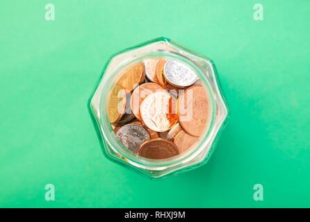 Britische Münzen in einem jar von oben betrachtet. Stockfoto