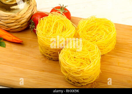 Rohe Fettucine Nudeln bereit für bowling Stockfoto