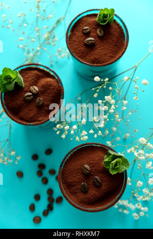 Classic tiramisu im Glas auf blauem Hintergrund. Italienische Dessert. Selektive konzentrieren. Stockfoto