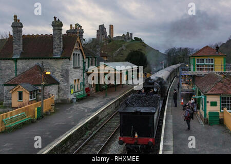 Corfe Castle, Dampfzug, Dorset, England, Vereinigtes Königreich Stockfoto