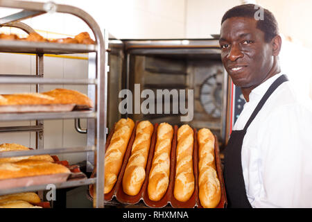 Gerne Bäcker übersicht Tablett mit frischem Brot in der Küche der kleinen Bäckerei Stockfoto