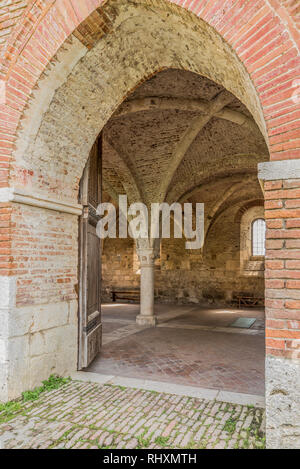 Der Eingang zu den Kapitelsaal der Abtei von San Galgano Stockfoto