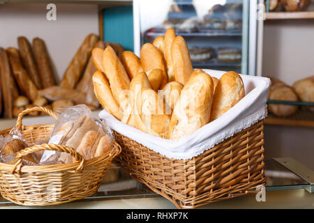 Nahaufnahme der frisch gebackene Baguettes in Weidenkorb auf Showcase in Bäckerei Stockfoto