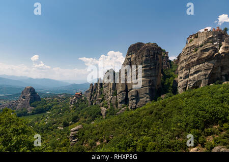 Meteora sind Felsformationen hosting Komplexe der Christlich-orthodoxen Klöstern, auf immense natürliche Säulen & Hill - wie Geröll gebaut. Stockfoto