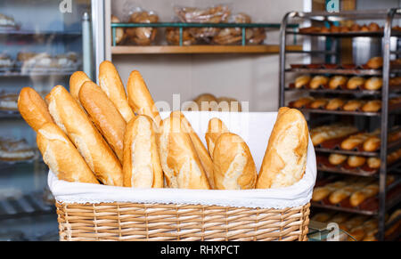 Nahaufnahme der frisch gebackene Baguettes in Weidenkorb auf Showcase in Bäckerei Stockfoto