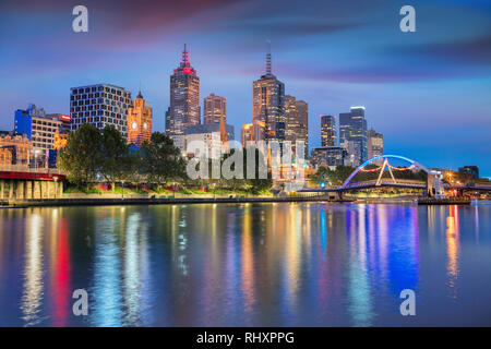 Melbourne. Stadtbild Bild von Melbourne, Australien während der Dämmerung blaue Stunde. Stockfoto