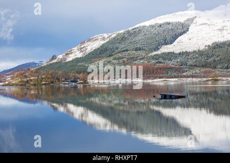 Reflexionen in Loch Leven an einem kalten Wintermorgen von Glencoe Dorf, Highlands, Schottland im Januar Stockfoto