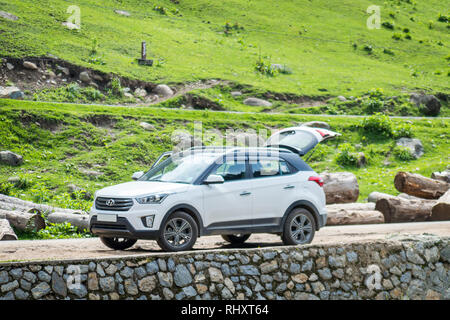 Pahalgam, Jammu und Kaschmir, Indien: Vom - 20. August 2018: ein Hyundai Creta Auto mit Kofferraum offen in einem Kurort voller Grüns in Pahalgam, Kaschmir, I Stockfoto