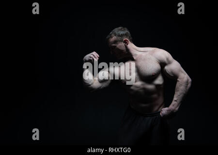 Anabole Steroide. man show Muskel Bizeps nach Verwendung der anabolen Steroide. anabole Steroide für muskulöse Körper. Anabolika für Bodybuilder isoliert keine schwarzen, kopieren. Große Möglichkeiten Stockfoto