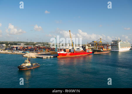Bridgetown, Barbados - Dezember 12, 2015: Sea Port. Angedockten Schiffe im Hafen. Container Hafen mit BF Leticia meer Schiffe. Versand Handel und Versand port Stockfoto