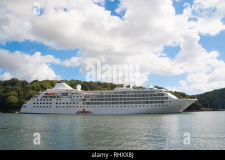 Kreuzfahrtschiff Seeküste in Fowey, Vereinigtes Königreich. Ocean Liner in Meer an bewölkten Himmel. Sommer Urlaub auf der tropischen Insel. Anreise mit Wasser mit Discovery. Fernweh und Abenteuer. Stockfoto