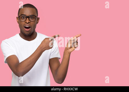 Überrascht schwarzer Mann Pointing Finger an Copyspace an Kamera suchen Stockfoto