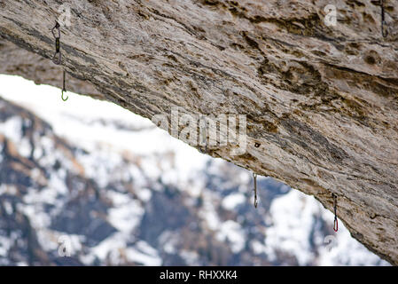 Klettern Expressschlingen in einem Felsen in den italienischen Dolomiten hängen. Stockfoto