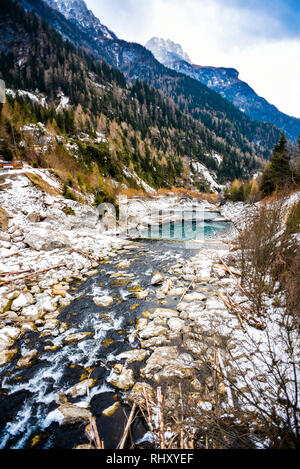 Ein gebirgsbach in den italienischen Dolomiten fließt. Stockfoto