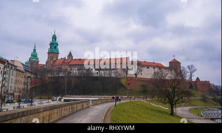 Blick auf die Kathedrale auf dem Wawel (katedra Wawelska, na Wawelu) und das Königliche Schloss Wawel der polnischen Könige auf dem Wawel in Krakau, Polen. Stockfoto