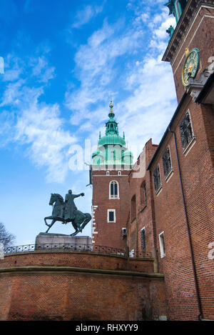 Blick auf die Kathedrale auf dem Wawel (katedra Wawelska, na Wawelu) und das Königliche Schloss Wawel der polnischen Könige auf dem Wawel in Krakau, Polen. Stockfoto