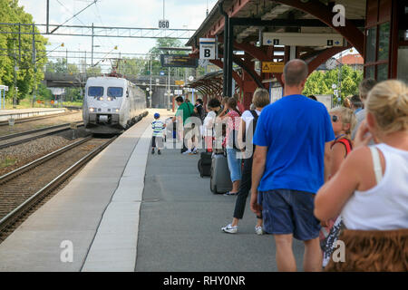 Schwedischer ZUG X2000 kommt zum Bahnhof in Katrineholm Stockfoto