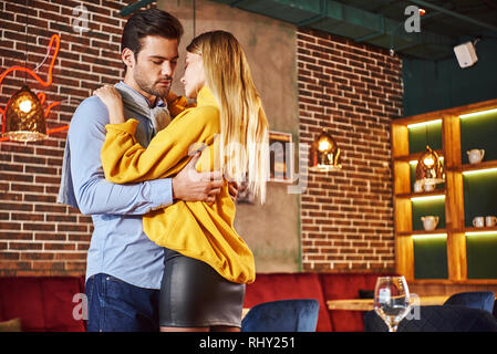 Liebe alles über sie. Schöne junge Paare sind, umarmen in einem Restaurant. Romantische Tanz im Restaurant Stockfoto