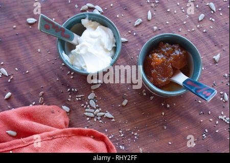 Ein gesundes Frühstück mit hausgemachtem Brot, Streichkäse und Kürbis Marmelade. Stockfoto