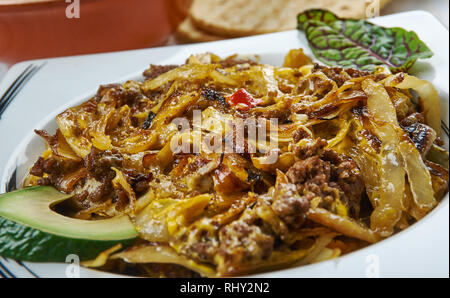 Tex Mex Kohl Rindfleisch Skillet geopt mit würzigen mexikanischen Käse Mischung, Tex-Mex-Küche, Traditionelle verschiedene Gerichte, Ansicht von oben. Stockfoto