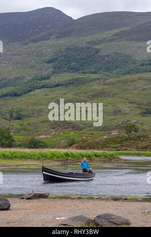 Fischer in seinem Boot auf dem Upper Lake, Killarney, Irland Stockfoto