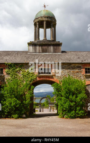 Stallgebäude in Blick auf die Bantry Bay House, Bantry, County Cork, Irland Stockfoto