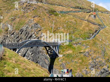 Bogenförmige Brücke bei Mizen Head, County Cork, Irland Stockfoto