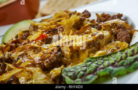 Tex Mex Kohl Rindfleisch Skillet geopt mit würzigen mexikanischen Käse Mischung, Tex-Mex-Küche, Traditionelle verschiedene Gerichte, Ansicht von oben. Stockfoto