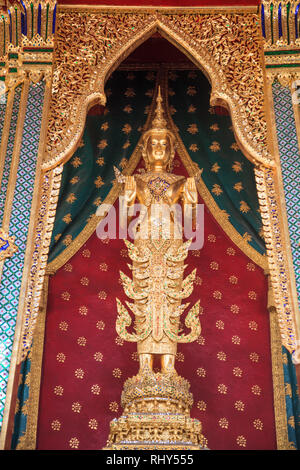 Buddhanarumitr Buddha Statue, Replizieren von König Rama II., verankert im Thai Stil golden Chariot (bewegliche Thron) vor dem Pagode Kapelle Stockfoto