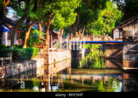 Luzhi Wasser Stadt Wuzhong, China. August 1, 2015. Eine alte Brücke (Zheng yuan qiao) über dem Wasser Kanäle von Luzhi Stadt in der Provinz Jiangsu China in t Stockfoto