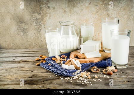 Auf pflanzlicher Basis veganes Essen und Trinken, Milch und Käse Tofu - von Mandeln, Nüssen, Soja, Hafer und Kokos, Holz- Background Copy space Stockfoto