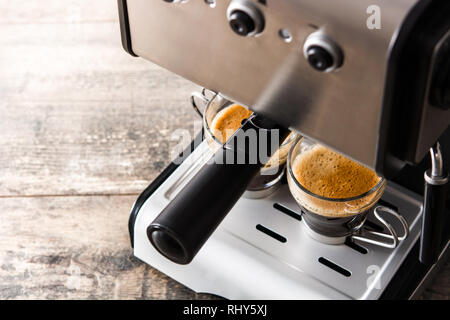 Frischen Kaffee, Espresso Maschine auf hölzernen Tisch Stockfoto