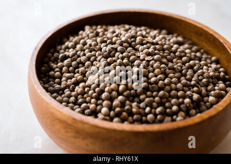 Bio Getrocknete Koriandersamen in Houten. Natürliches Produkt. Stockfoto