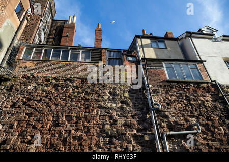 Von Exeter römischen Stadtmauer. West Gate Exeter, Strukturen auf der römischen Mauer, befestigten Mauer, Stein, Wand, Fort, texturiert, strukturierte Wirkung, Ringmauer, Ston Stockfoto