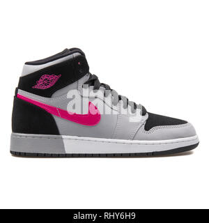 Wien, ÖSTERREICH - August 7, 2017: Nike Air Jordan 1 Retro High GG grau, schwarz und pink Sneaker auf weißem Hintergrund. Stockfoto