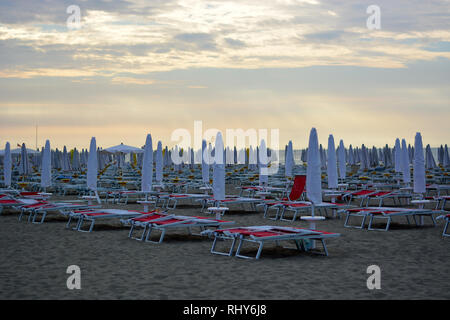 In den frühen Morgenstunden an der Adria, die Strände bevorzugt von der Italiener Stockfoto